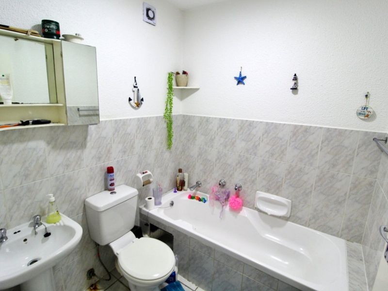 Neat 2-Bedroom Townhouse for Sale – Secure Garden Unit! - Photo 5