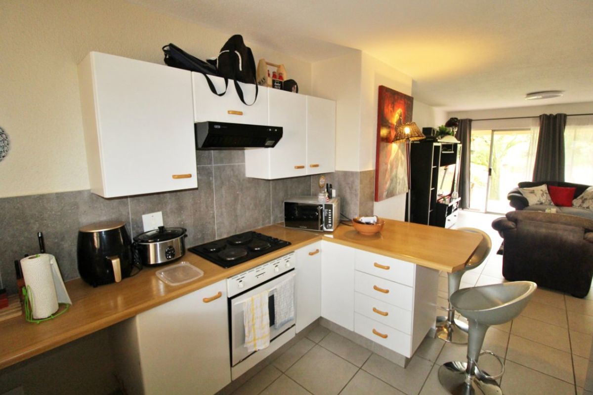 Neat 2-Bedroom Townhouse for Sale – Secure Garden Unit! - Photo 4