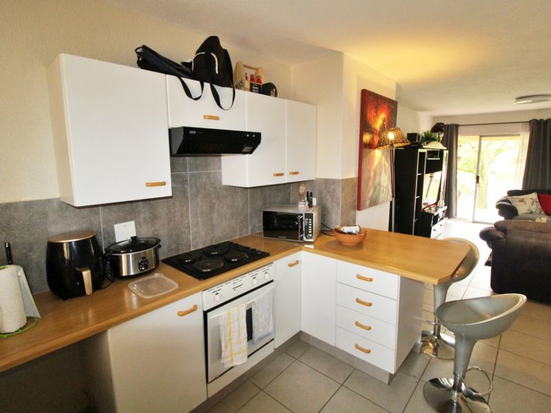 Neat 2-Bedroom Townhouse for Sale – Secure Garden Unit! - Photo 4