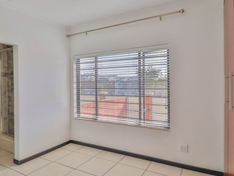 Modern 3-Bedroom Townhouse for Sale – Secure, Pet-Friendly Complex! - Photo 7