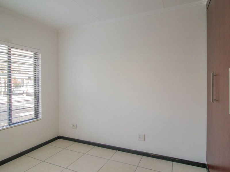 Modern 3-Bedroom Townhouse for Sale – Secure, Pet-Friendly Complex! - Photo 9