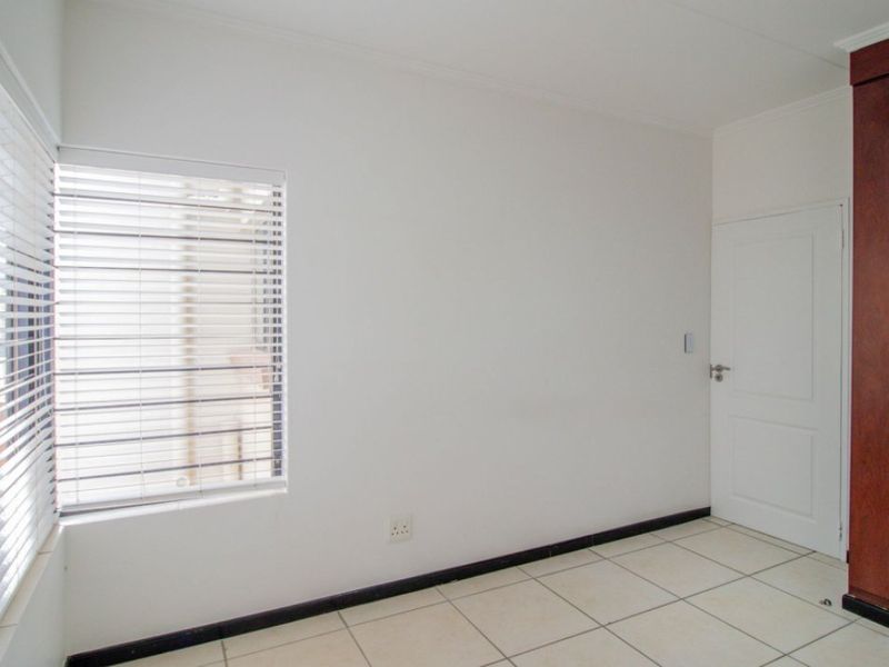 Modern 3-Bedroom Townhouse for Sale – Secure, Pet-Friendly Complex! - Photo 8