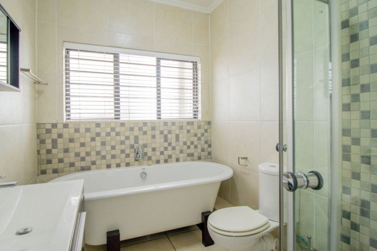 Modern 3-Bedroom Townhouse for Sale – Secure, Pet-Friendly Complex! - Photo 4