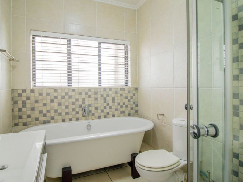 Modern 3-Bedroom Townhouse for Sale – Secure, Pet-Friendly Complex! - Photo 4