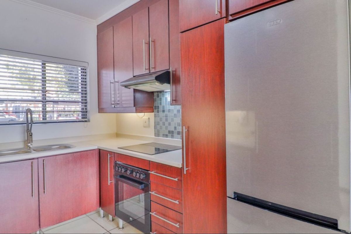 Modern 3-Bedroom Townhouse for Sale – Secure, Pet-Friendly Complex! - Photo 3