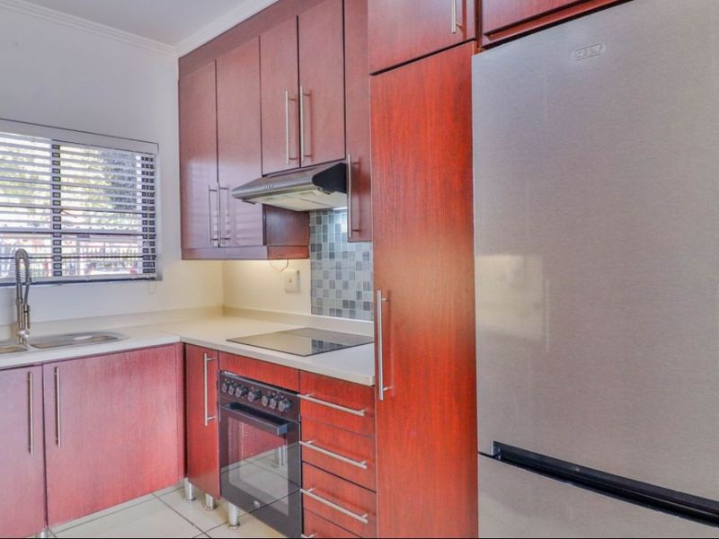 Modern 3-Bedroom Townhouse for Sale – Secure, Pet-Friendly Complex! - Photo 3