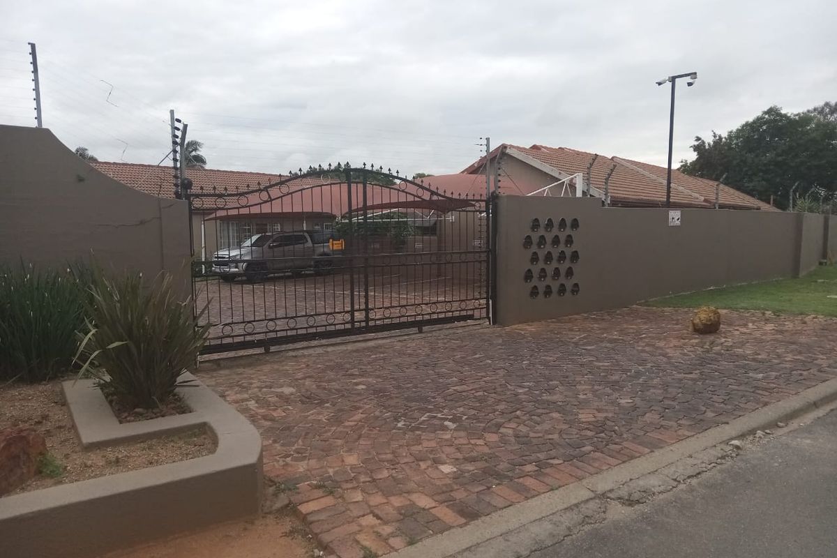 Beautiful Two-Bedroom Home with Pool and Modern Living - Photo 3