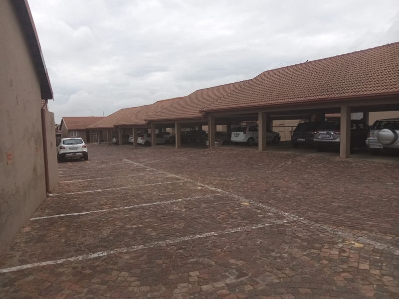 Beautiful Two-Bedroom Home with Pool and Modern Living - Photo 2