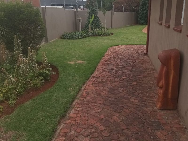 Beautiful Two-Bedroom Home with Pool and Modern Living - Photo 9