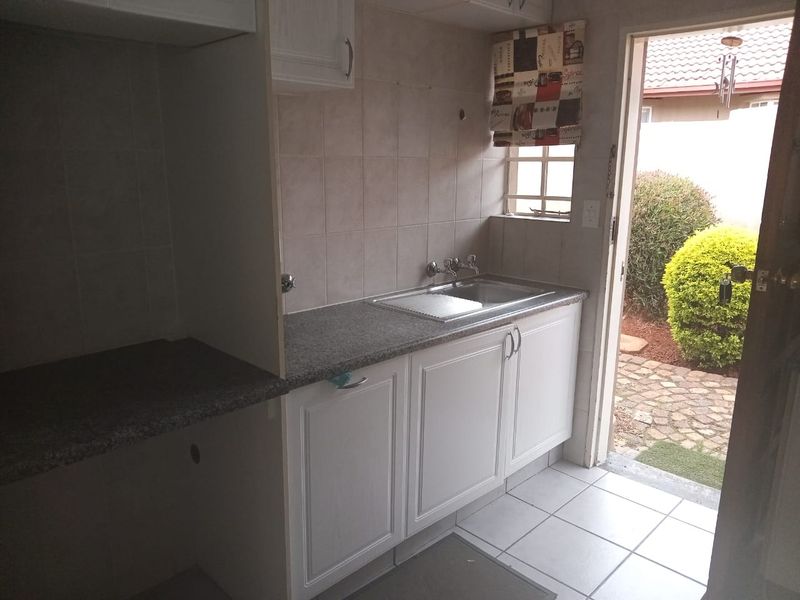 Beautiful Two-Bedroom Home with Pool and Modern Living - Photo 7