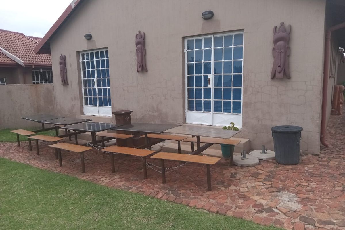 Beautiful Two-Bedroom Home with Pool and Modern Living - Photo 5