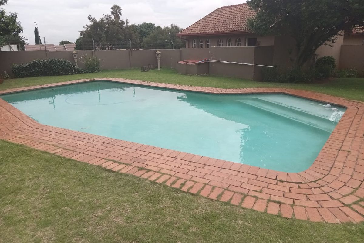 Beautiful Two-Bedroom Home with Pool and Modern Living - Photo 4