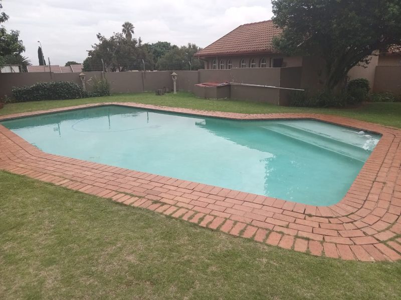 Beautiful Two-Bedroom Home with Pool and Modern Living - Photo 4