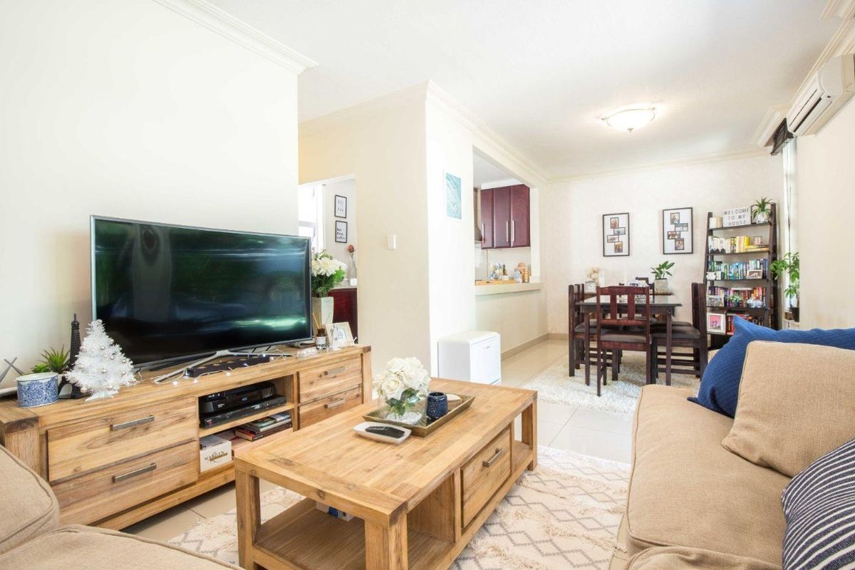To let in Sunningdale, 3 bedroom, pet friendly garden duplex. - Photo 2