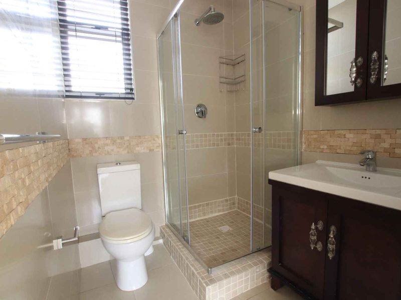 To let in Sunningdale, 3 bedroom, pet friendly garden duplex. - Photo 9