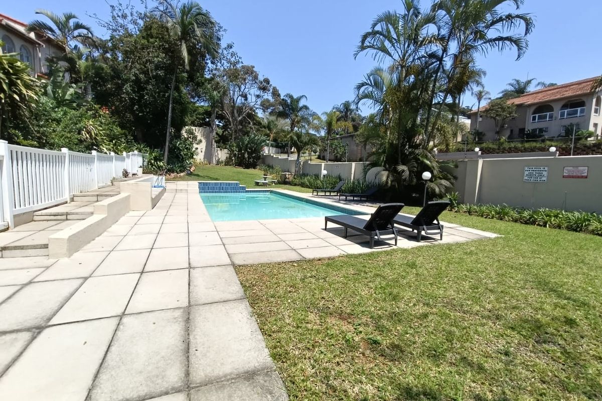 To let in Umhlanga, fully furnished 3 bedroom townhouse in a secure ad central complex with sea views. - Photo 5