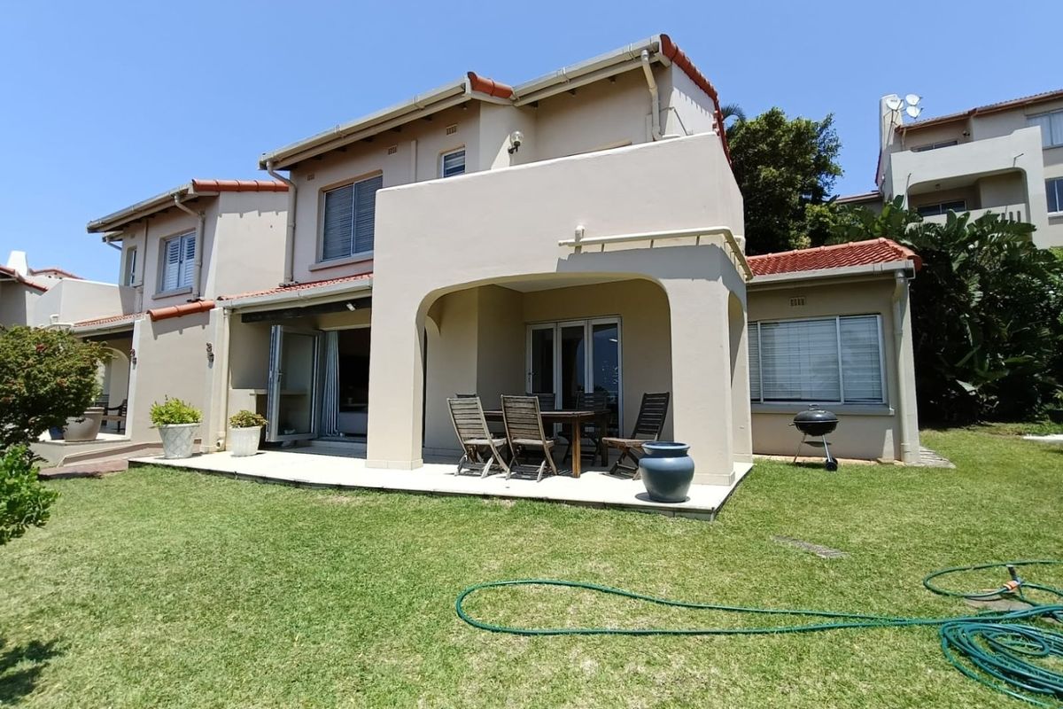 To let in Umhlanga, fully furnished 3 bedroom townhouse in a secure ad central complex with sea views. - Photo 2