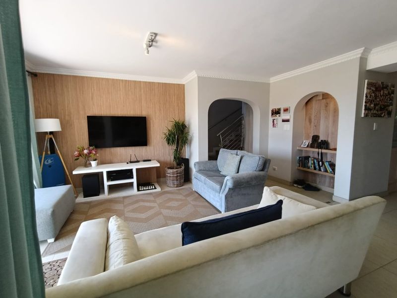 To let in Umhlanga, fully furnished 3 bedroom townhouse in a secure ad central complex with sea views. - Photo 10