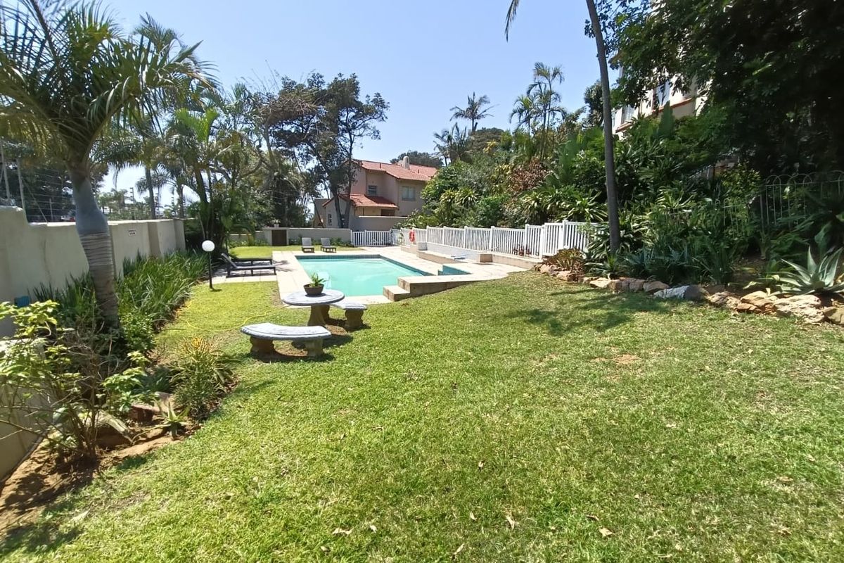 To let in Umhlanga, fully furnished 3 bedroom townhouse in a secure ad central complex with sea views. - Photo 4