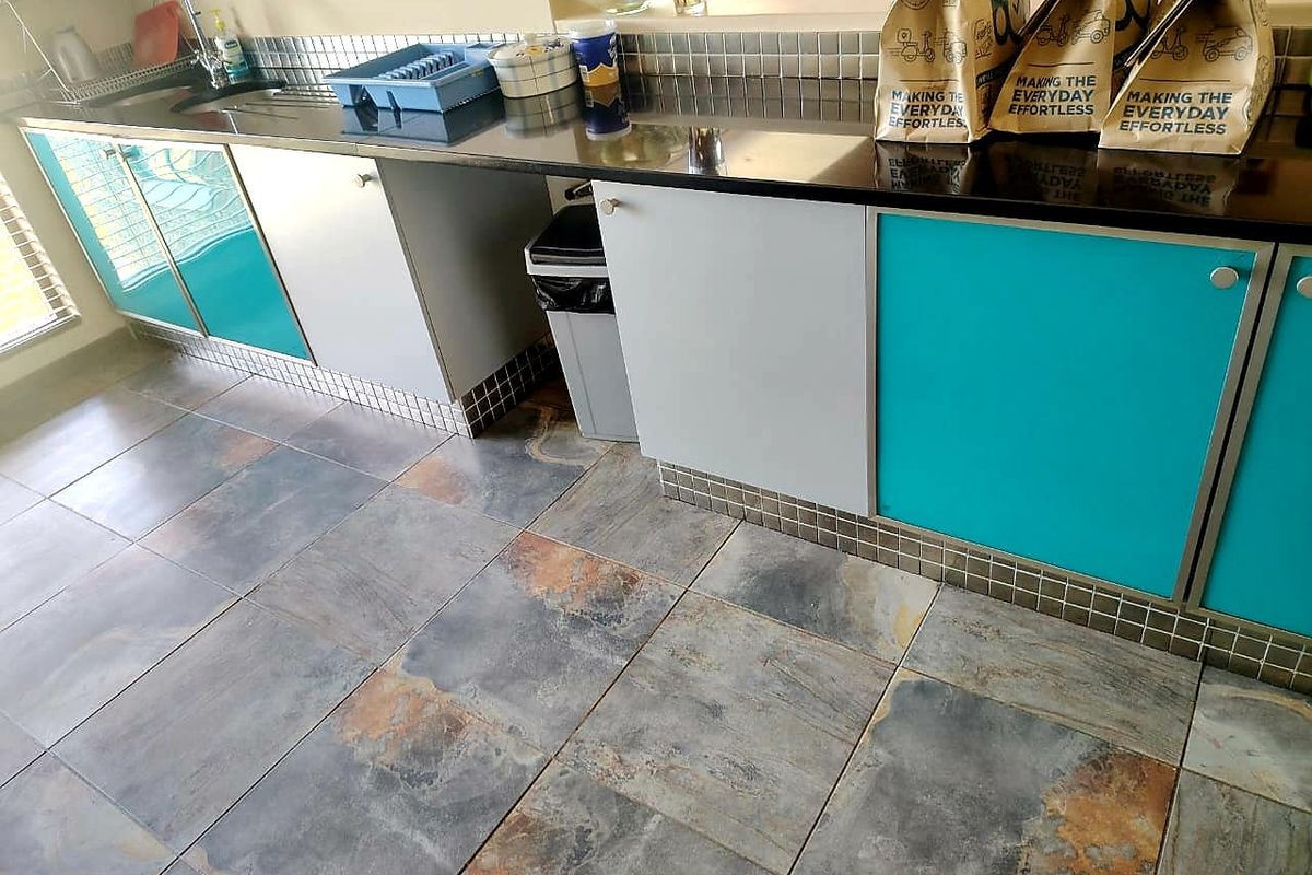 3 Bedroom House for Sale in beacon bay - Photo 3