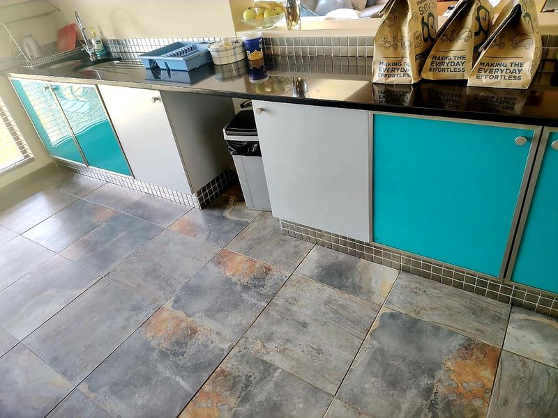 3 Bedroom House for Sale in beacon bay - Photo 3