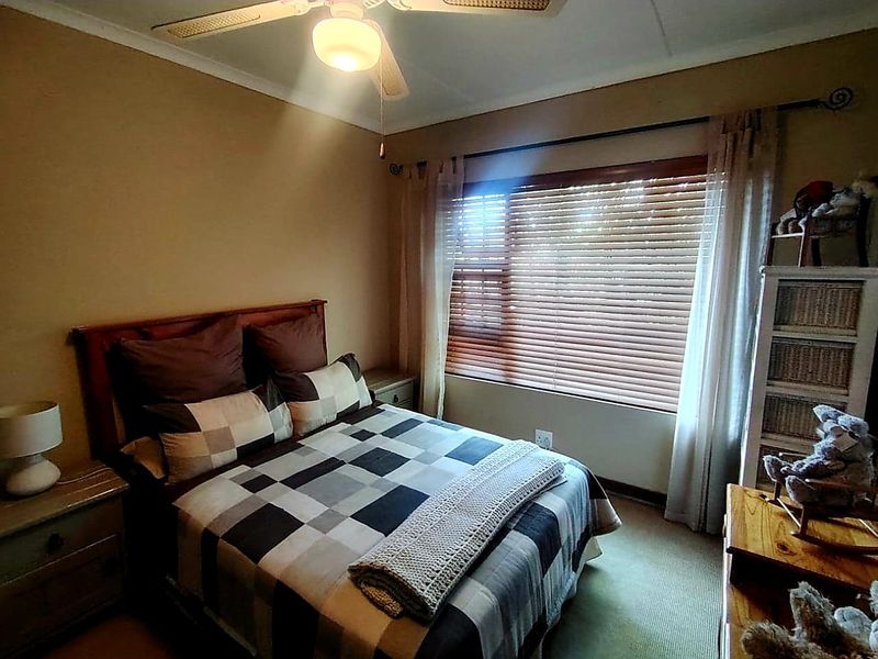 3 Bedroom House for Sale in beacon bay - Photo 10