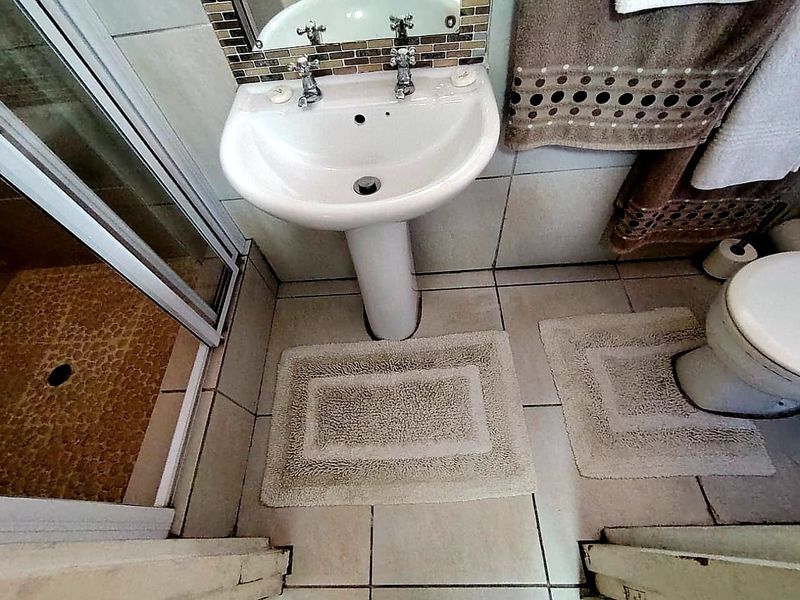 3 Bedroom House for Sale in beacon bay - Photo 9