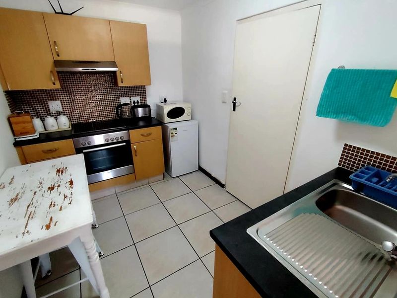 3 Bedroom House for Sale in beacon bay - Photo 8