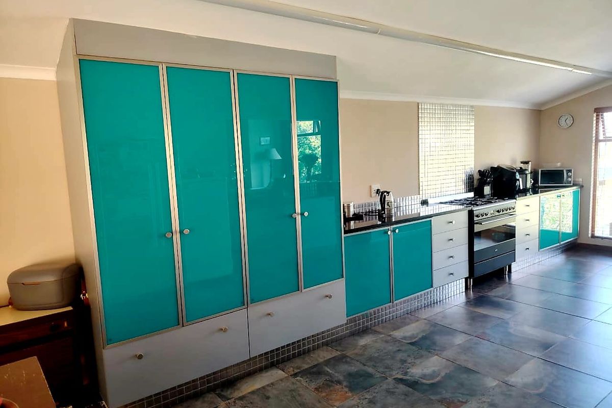 3 Bedroom House for Sale in beacon bay - Photo 2