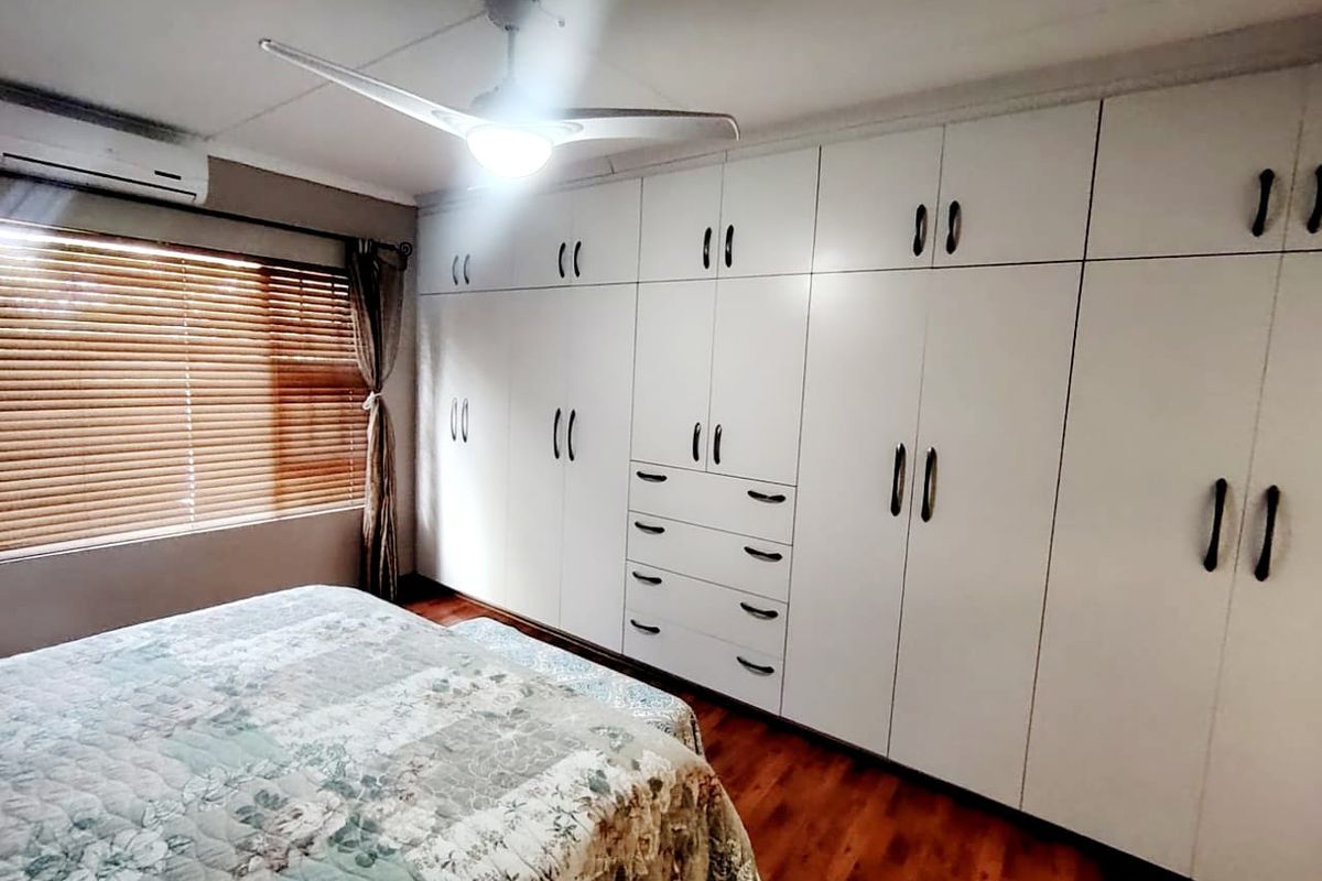 3 Bedroom House for Sale in beacon bay - Photo 5