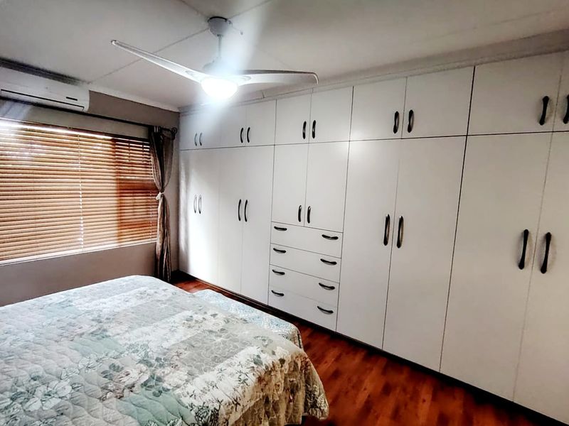 3 Bedroom House for Sale in beacon bay - Photo 5