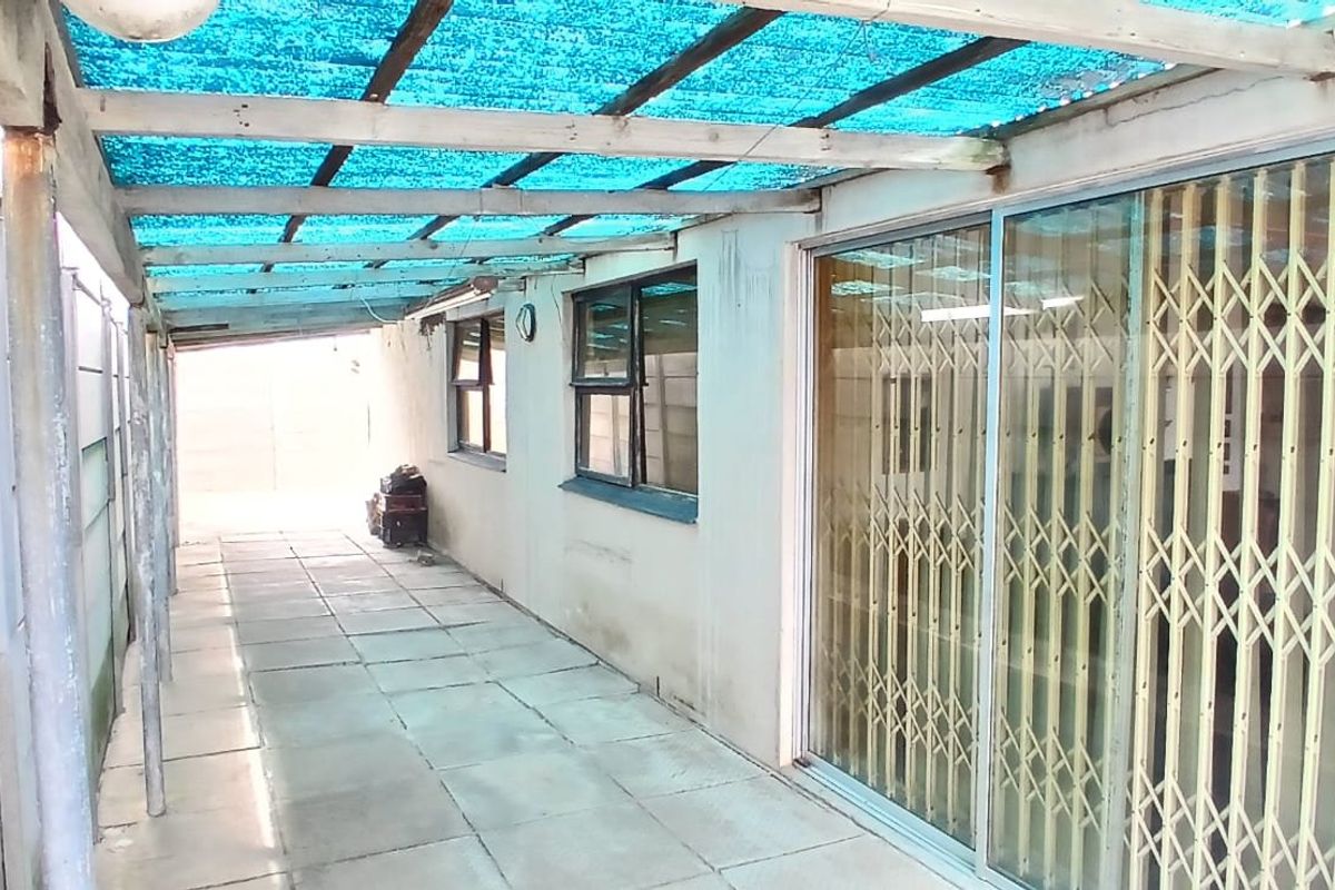 Four bedroom, freestanding house situated on a 207 square metre plot - Photo 4