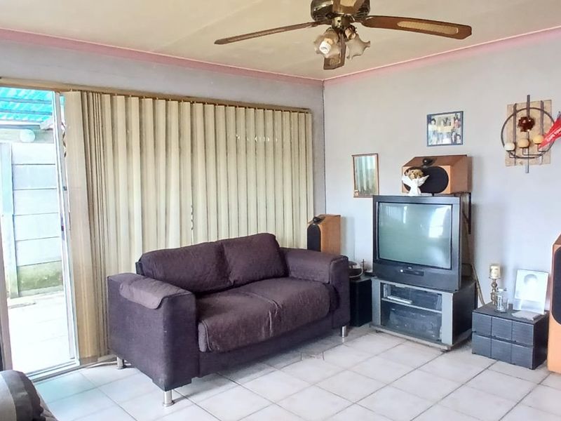 Four bedroom, freestanding house situated on a 207 square metre plot - Photo 7