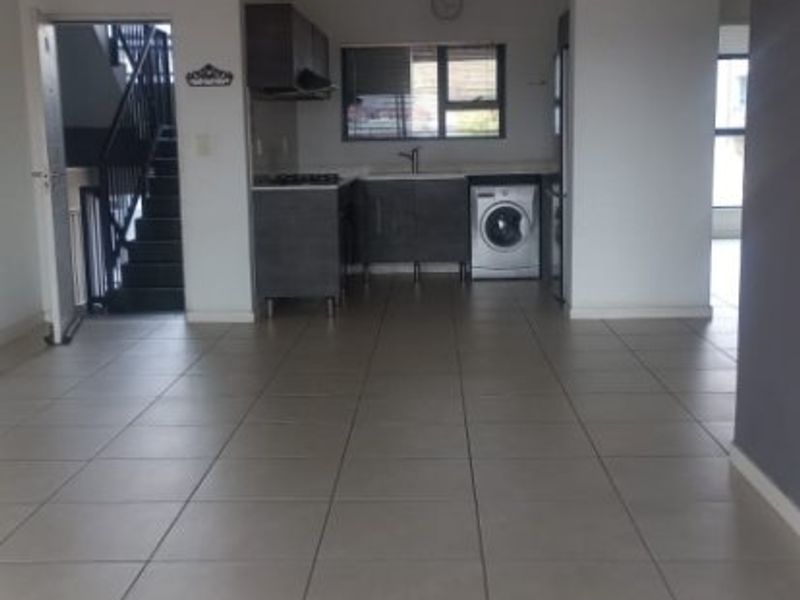 Modern 2-Bedroom Flat for Sale – Stylish Living & Great Amenities!  - Photo 3