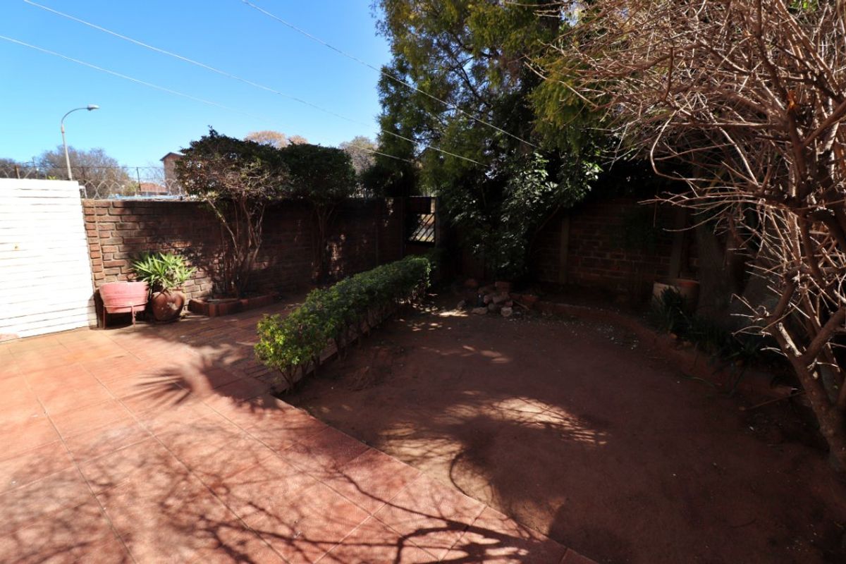 Neat 2-Bedroom Ground Floor Flat with Private Garden – For Sale! - Photo 2