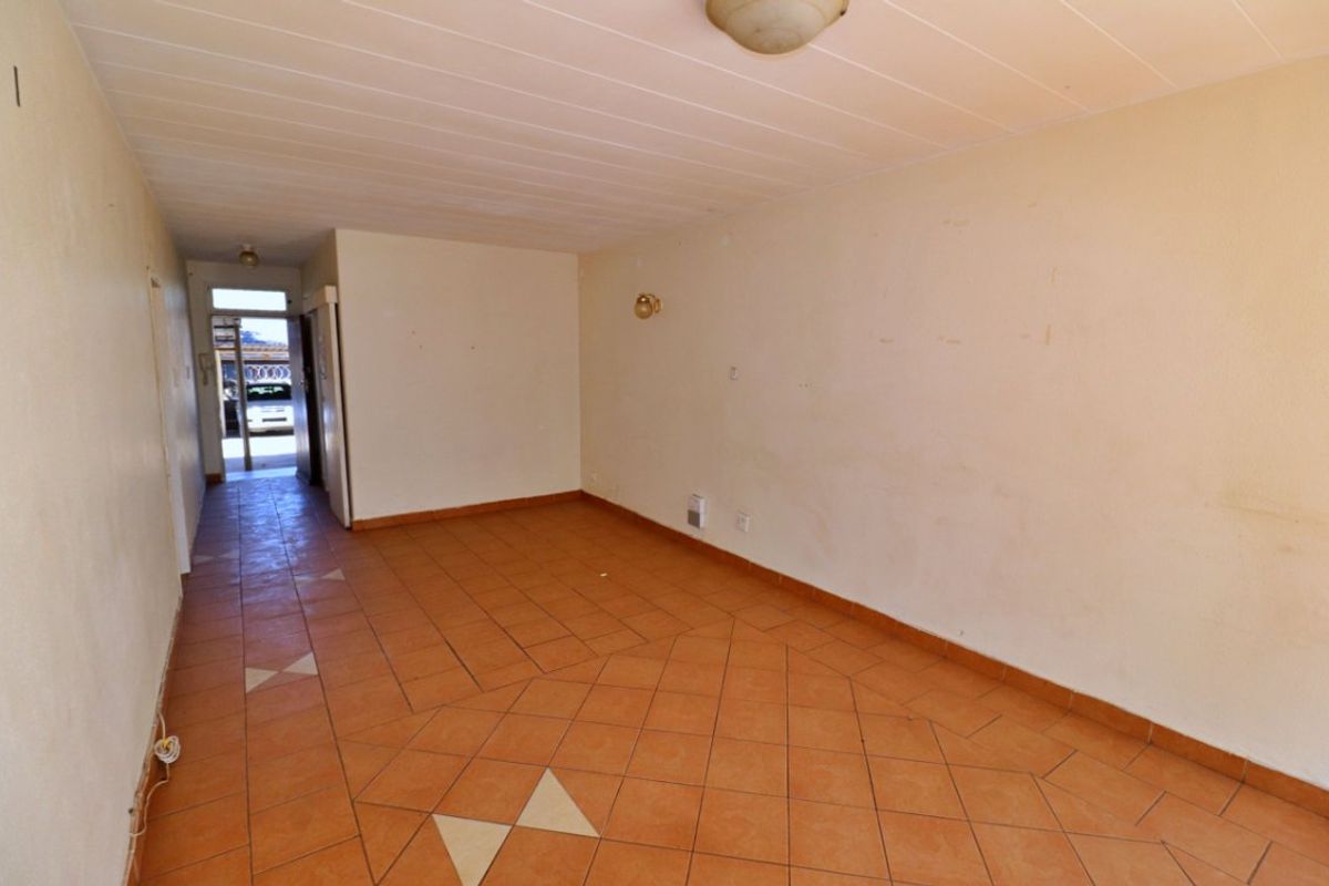 Neat 2-Bedroom Ground Floor Flat with Private Garden – For Sale! - Photo 4