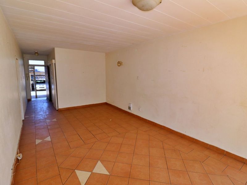 Neat 2-Bedroom Ground Floor Flat with Private Garden – For Sale! - Photo 4