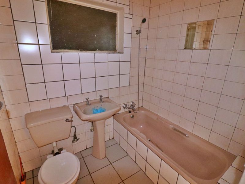 Neat 2-Bedroom Ground Floor Flat with Private Garden – For Sale! - Photo 8