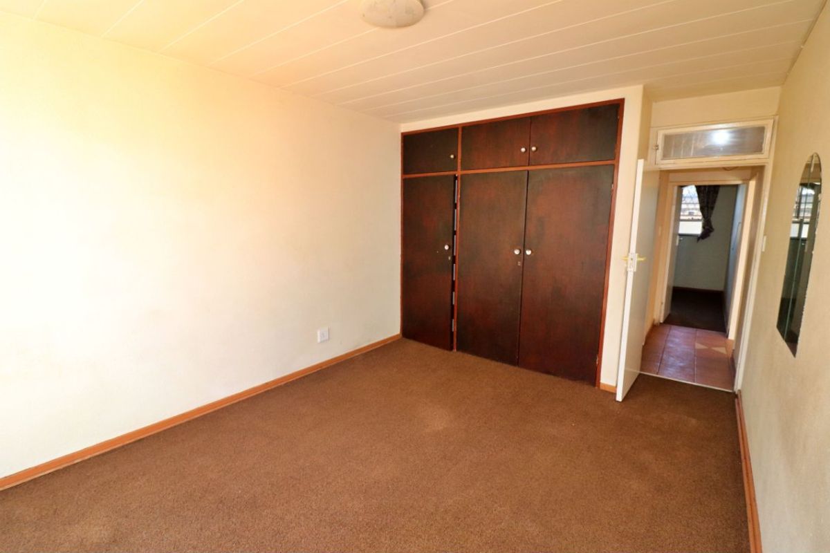 Neat 2-Bedroom Ground Floor Flat with Private Garden – For Sale! - Photo 5