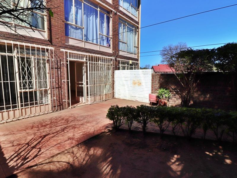 Neat 2-Bedroom Ground Floor Flat with Private Garden – For Sale! - Photo 5