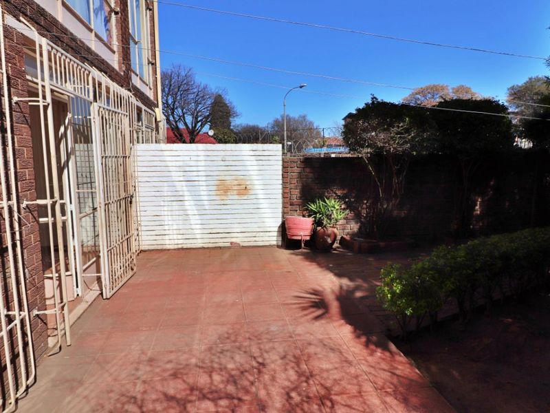 Neat 2-Bedroom Ground Floor Flat with Private Garden – For Sale! - Photo 3