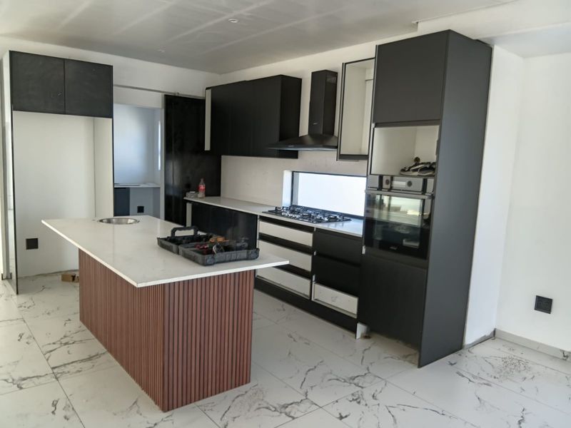 Architectural Masterpiece | Smart Luxury Living with Iconic Table Mountain Views - Photo 2