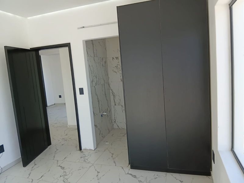 Architectural Masterpiece | Smart Luxury Living with Iconic Table Mountain Views - Photo 10