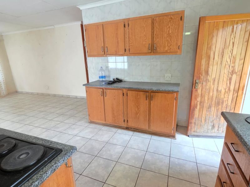 2 Bedroom Townhouse in Meiringspark - Photo 2