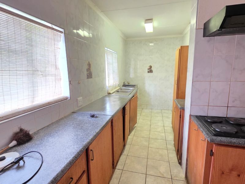 2 Bedroom Townhouse in Meiringspark - Photo 5