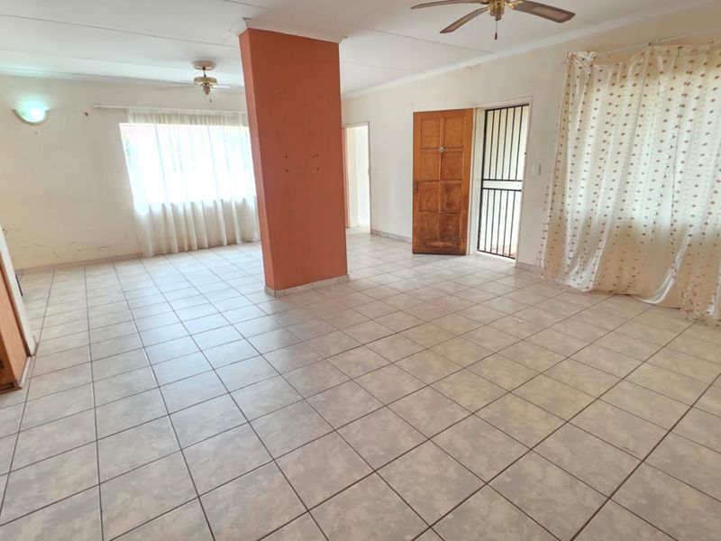 2 Bedroom Townhouse in Meiringspark - Photo 9