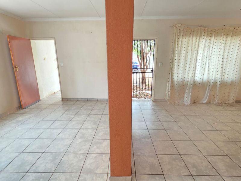 2 Bedroom Townhouse in Meiringspark - Photo 8