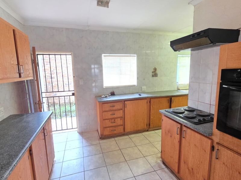 2 Bedroom Townhouse in Meiringspark - Photo 6