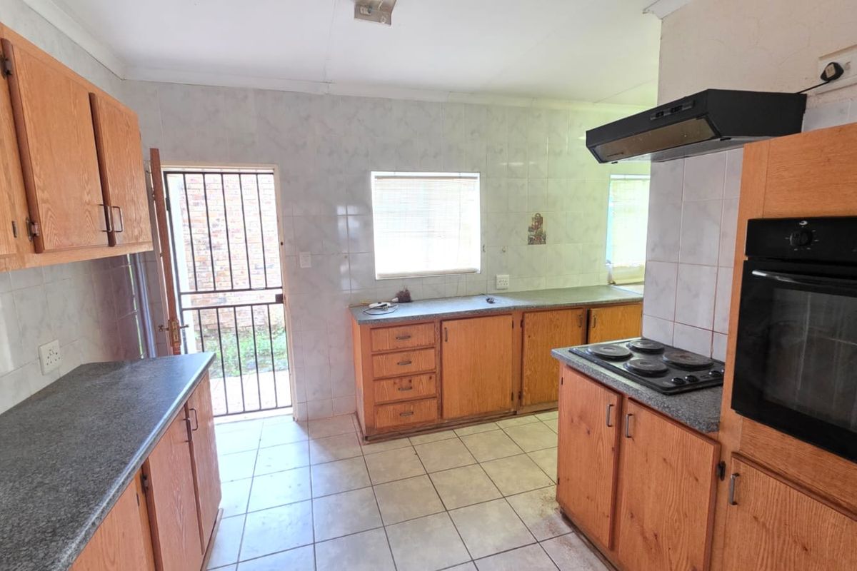 2 Bedroom Townhouse in Meiringspark - Photo 3