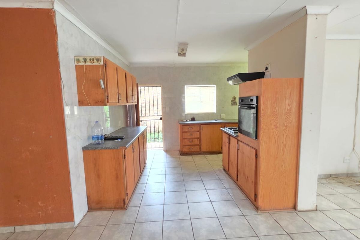2 Bedroom Townhouse in Meiringspark - Photo 4